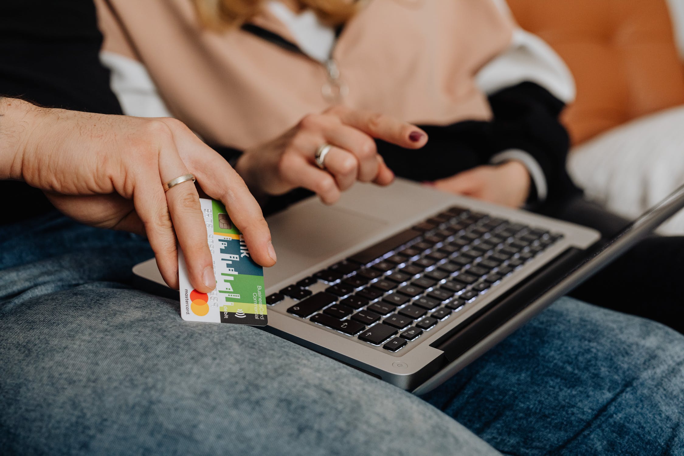 Credit cards create financial convenience for us. However, they also have certain drawbacks. Experts discuss the pros and cons of credit cards.